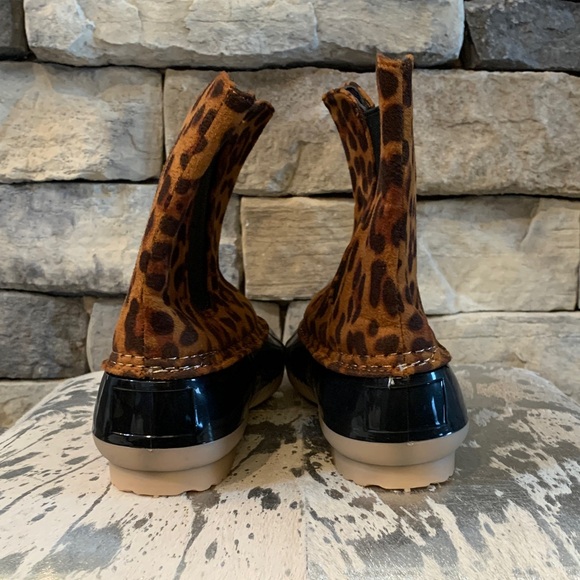 Leopard Print Women's Winter Boots - Picture 3 of 8